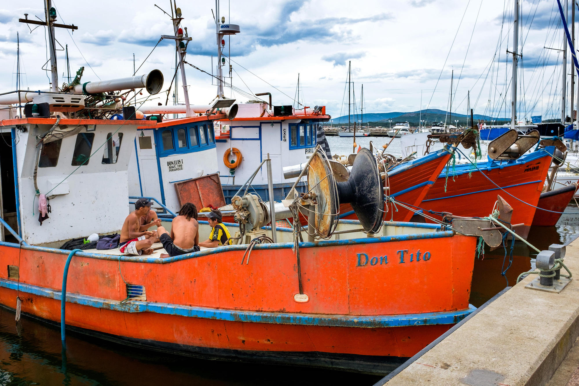 Uruguai, Piriápolis: Situado no departamento de Maldonado, é um dos principais balneários do país. Barcos de pesca tradicionais no porto