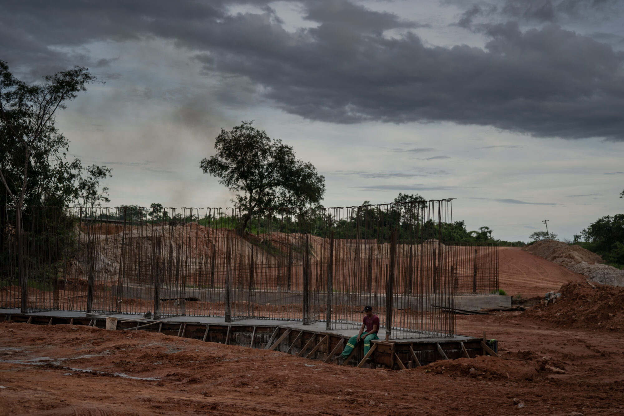 <p>A worker at the construction site of the Humaitá ring road, in Brazil&#8217;s Amazonas State (image: Avener Prado)</p>