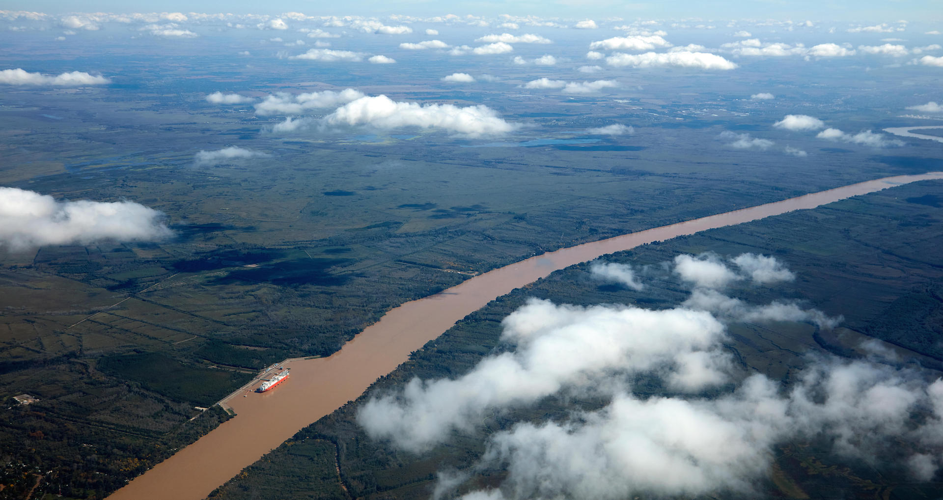 <p>Rio Paraná, importante rota de escoamento de grãos, registra níveis não vistos desde a década de 1970 (imagem: Alamy)</p>