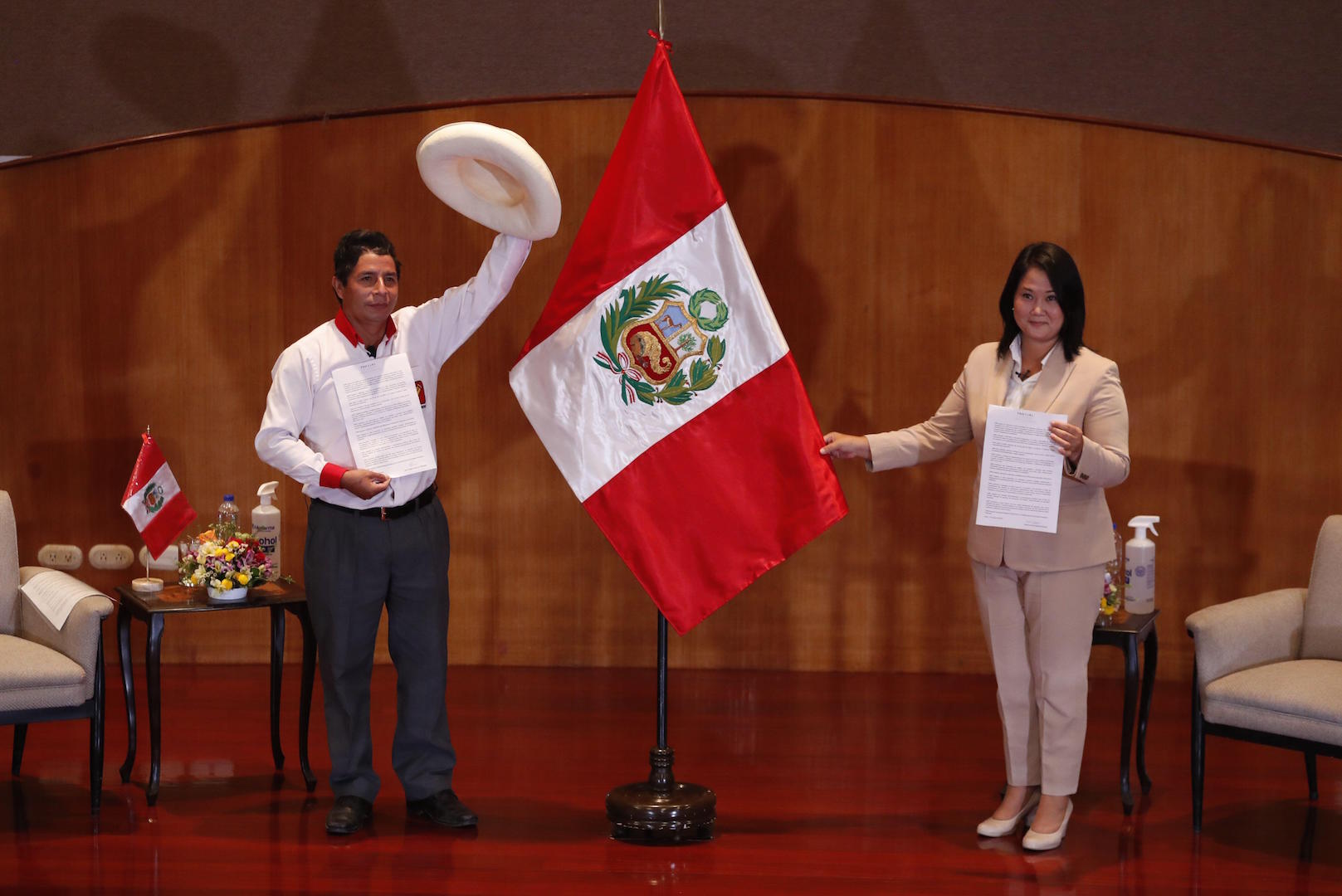 Castillo e Fujimori no Peru durante eleições com bandeira