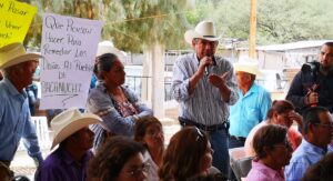 <p>Reunión pública en la comunidad de Bacanuchi, Sonora, donde se construyó una presa de jales. (Imagen: Cortesía María Fernanda Wray/PODER)</p>