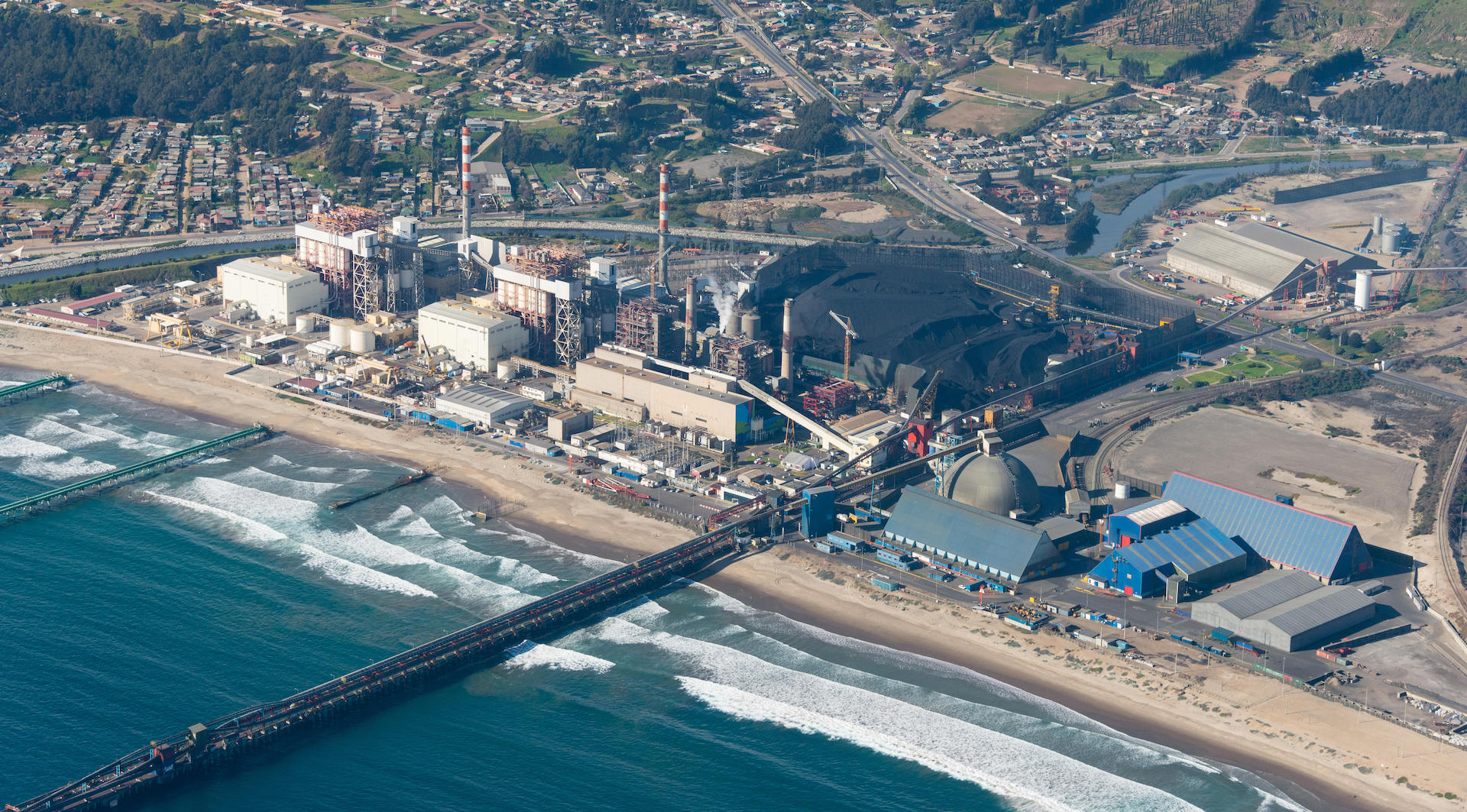 <p>La central térmica de carbón Ventanas en la región chilena de Valparaíso. Chile planea cerrar 11 plantas en todo el país para 2024 (imagen: Alamy)</p>