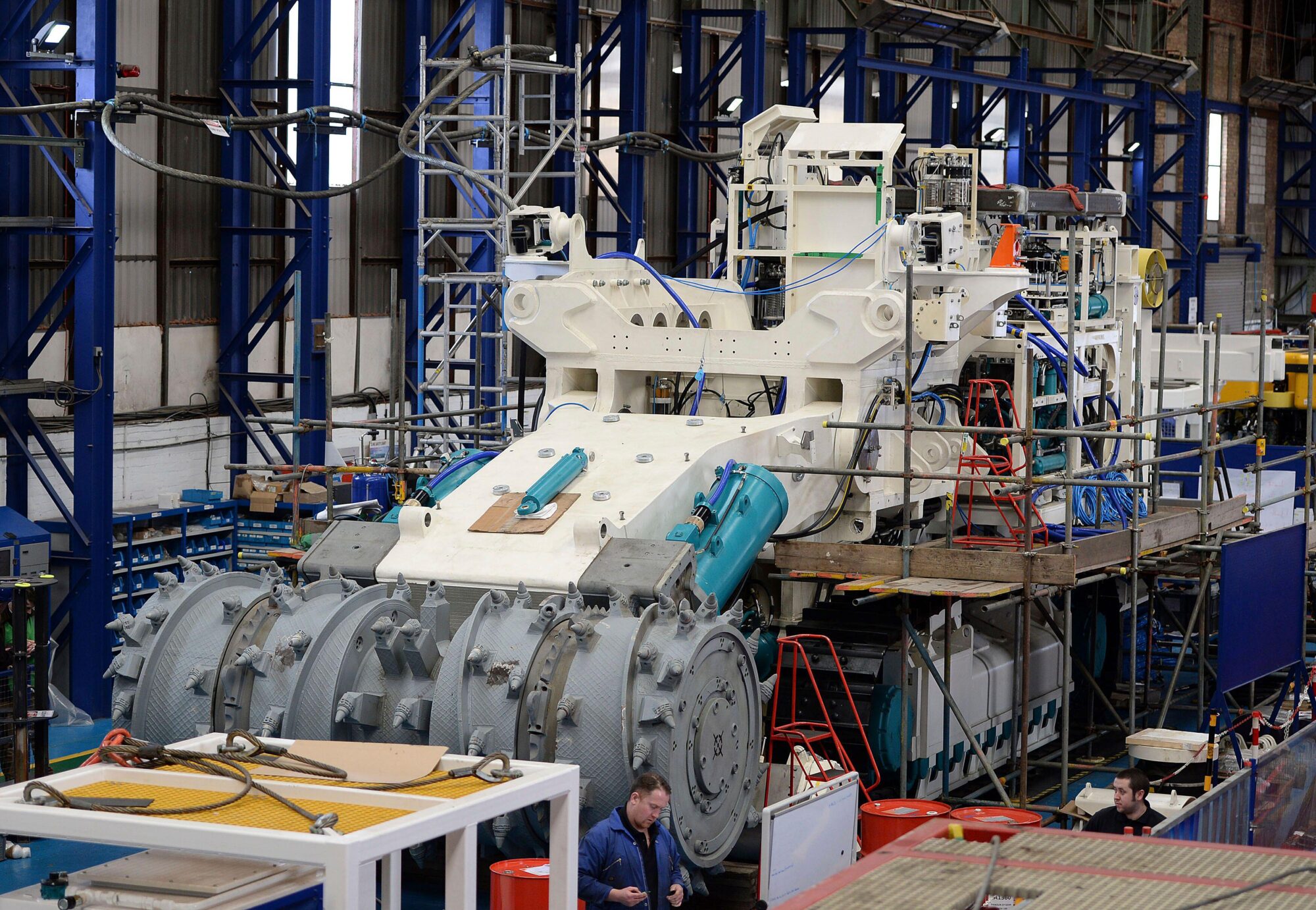 Empleados de Soil Machine Dynamics (SMD) trabajan en la construcción de una máquina minera submarina