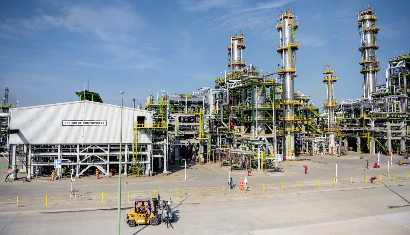 <p>Apesar dos riscos climáticos e financeiros, o México continua investindo com força no setor de petróleo, como no caso da refinaria Dos Bocas em Tabasco (divulgação: Presidência do México)</p>
