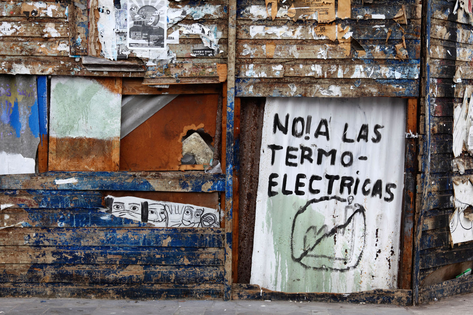 Graffiti en protesta contra la construcción de nuevas centrales termoeléctricas