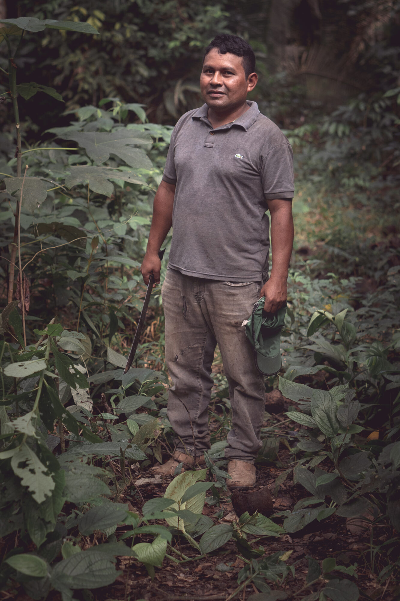 Edivan Kaxarari na floresta amazônica