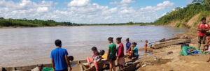 Canoagem de pessoas no Rio Beni