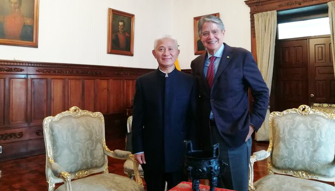 embaixador chinês Chen Guoyou e o presidente Guillermo Lasso
