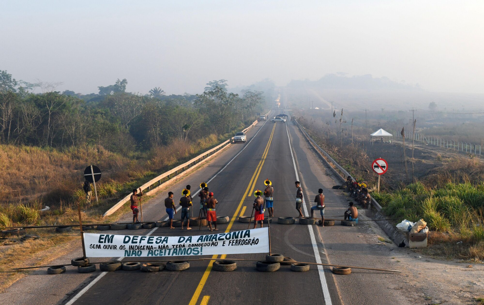 <p>Projetos de infraestrutura levantam controvérsias. Grupo bloqueou a rodovia BR 163, no Pará, em agosto de 2020: “Em defesa da Amazônia. Sem ouvir os indígenas, não haverá concessão e Ferrogrão”, diz faixa (Alamy)</p>