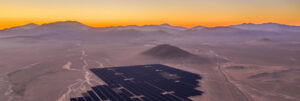Vista aérea dos painéis solares no deserto do Atacama