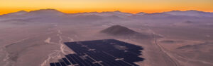 Vista aérea de una planta solar en el desierto de Atacama en Chile.