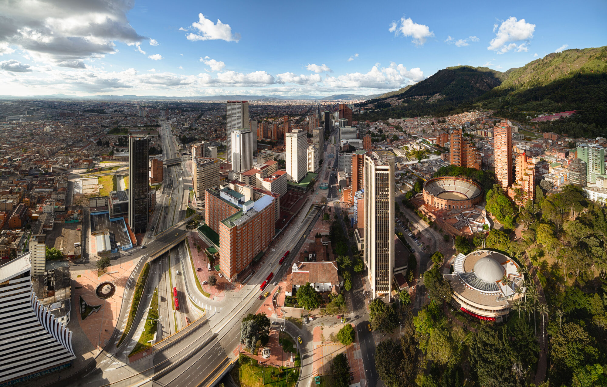 vista aérea de uma cidade com edifícios e rodovias