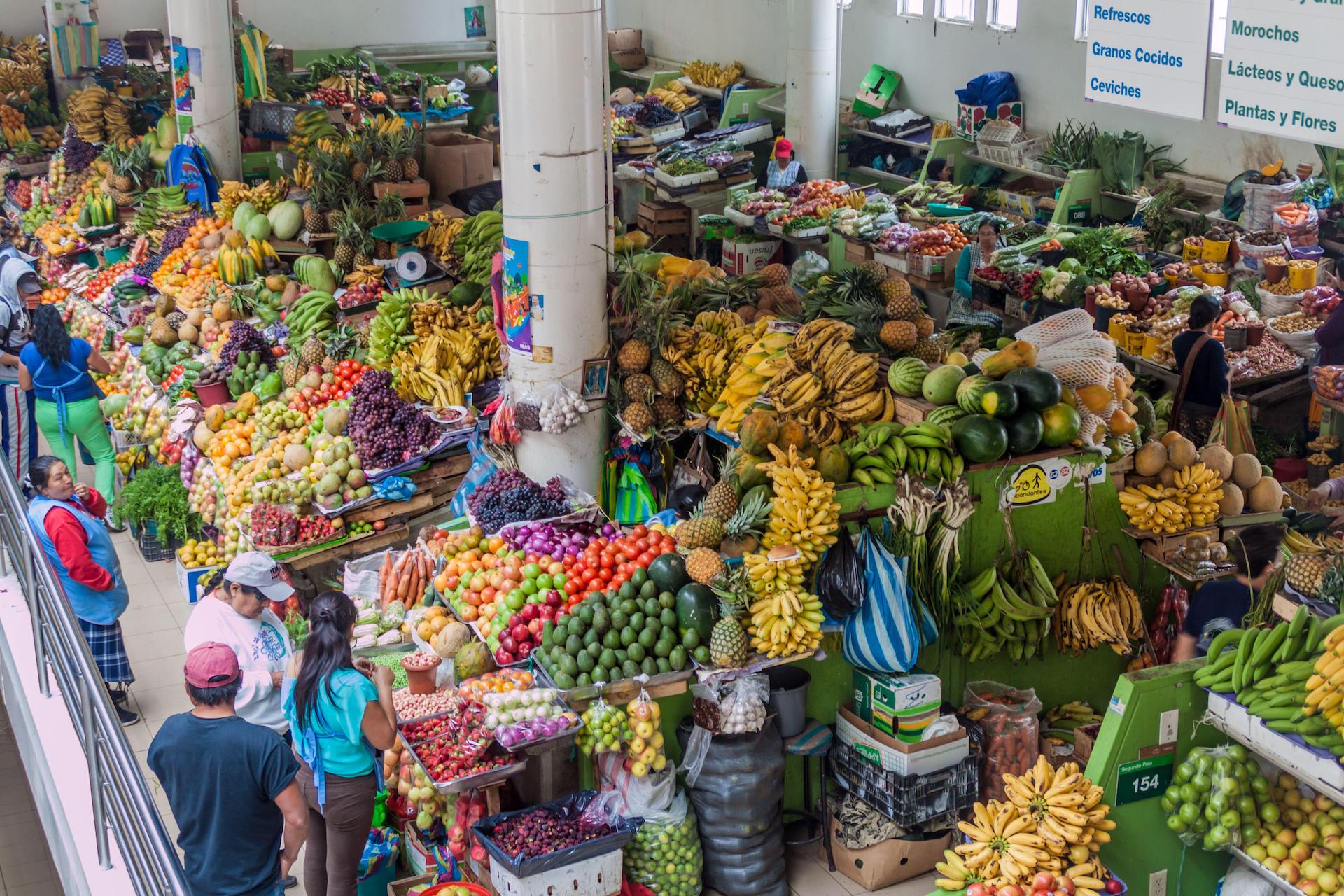 Un puesto de fruta en un mercado callejero de Ecuador