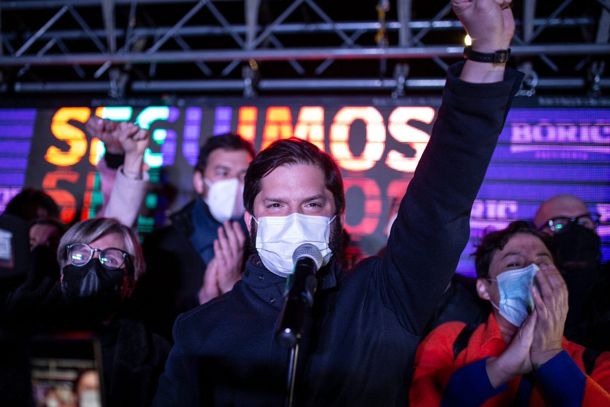 <p>Gabriel Boric celebrates his nomination as the presidential candidate for the leftist bloc Apruebo Dignidad (imagen: Alamy)</p>