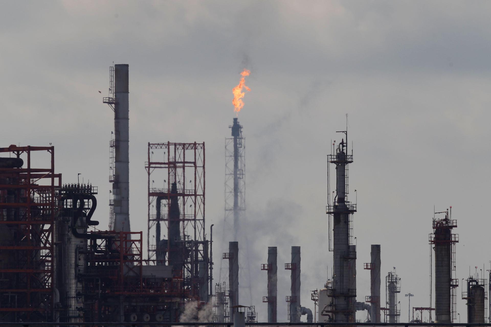 <p>Una refinería de petróleo propiedad de la empresa estatal mexicana Pemex en Cadereyta, en las afueras de Monterrey (imagen: Alamy)</p>