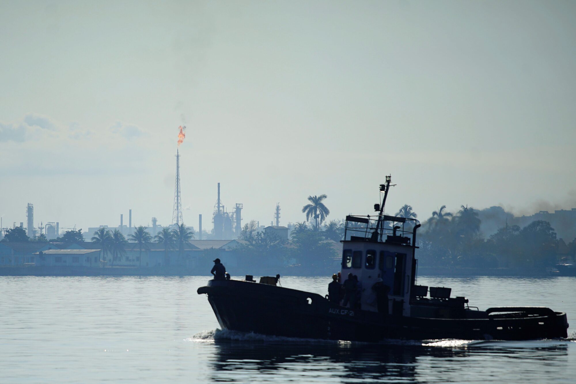 Vista de la refinería de petróleo Nico López (al fondo) mientras un remolcador pasa por la bahía de La Habana, Cuba