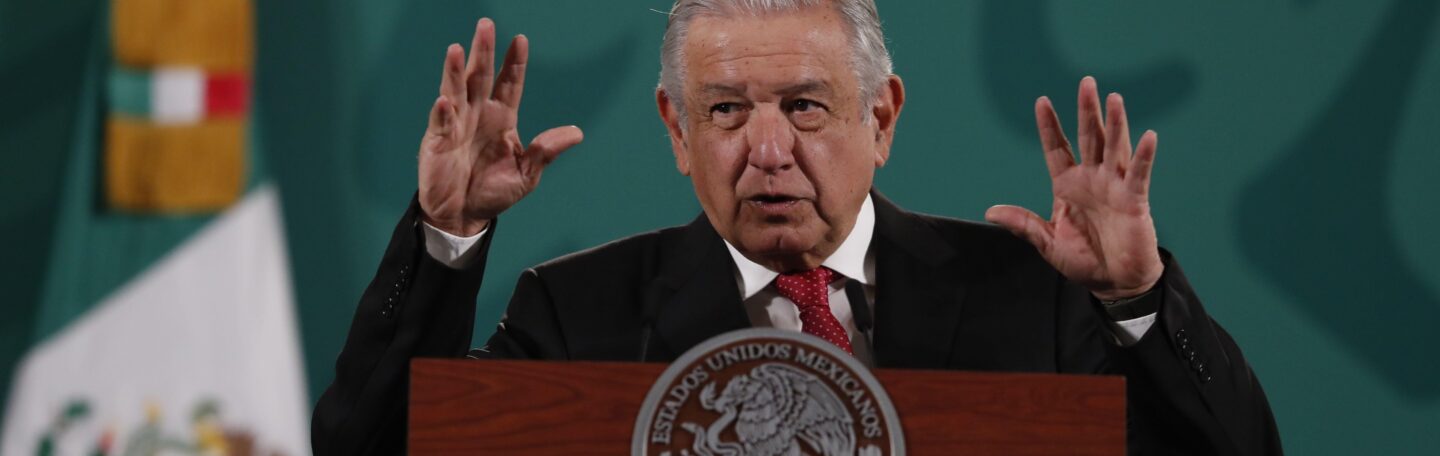 El presidente de México, Andrés Manuel López Obrador, habla en un atril
