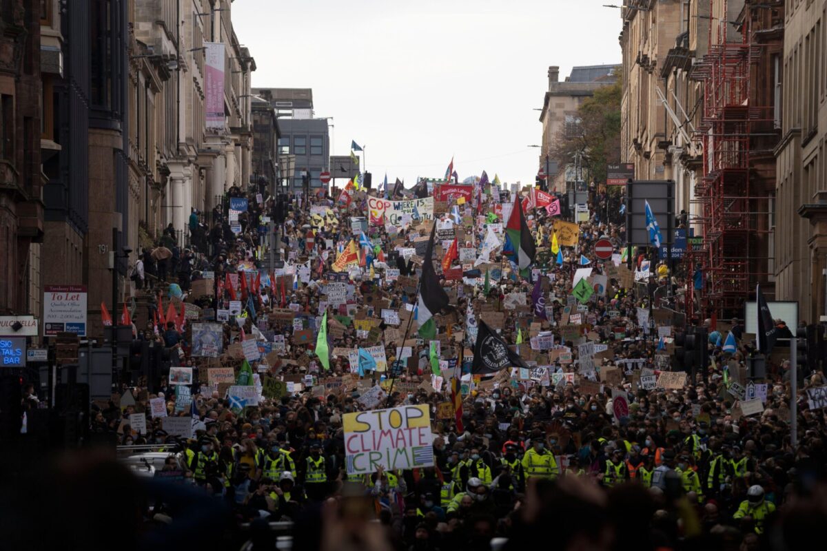 <p>Una marcha en Glasgow durante las conversaciones climáticas de la COP26 donde se pidió el fin de la injusticia climática (imagen: Alamy)</p>