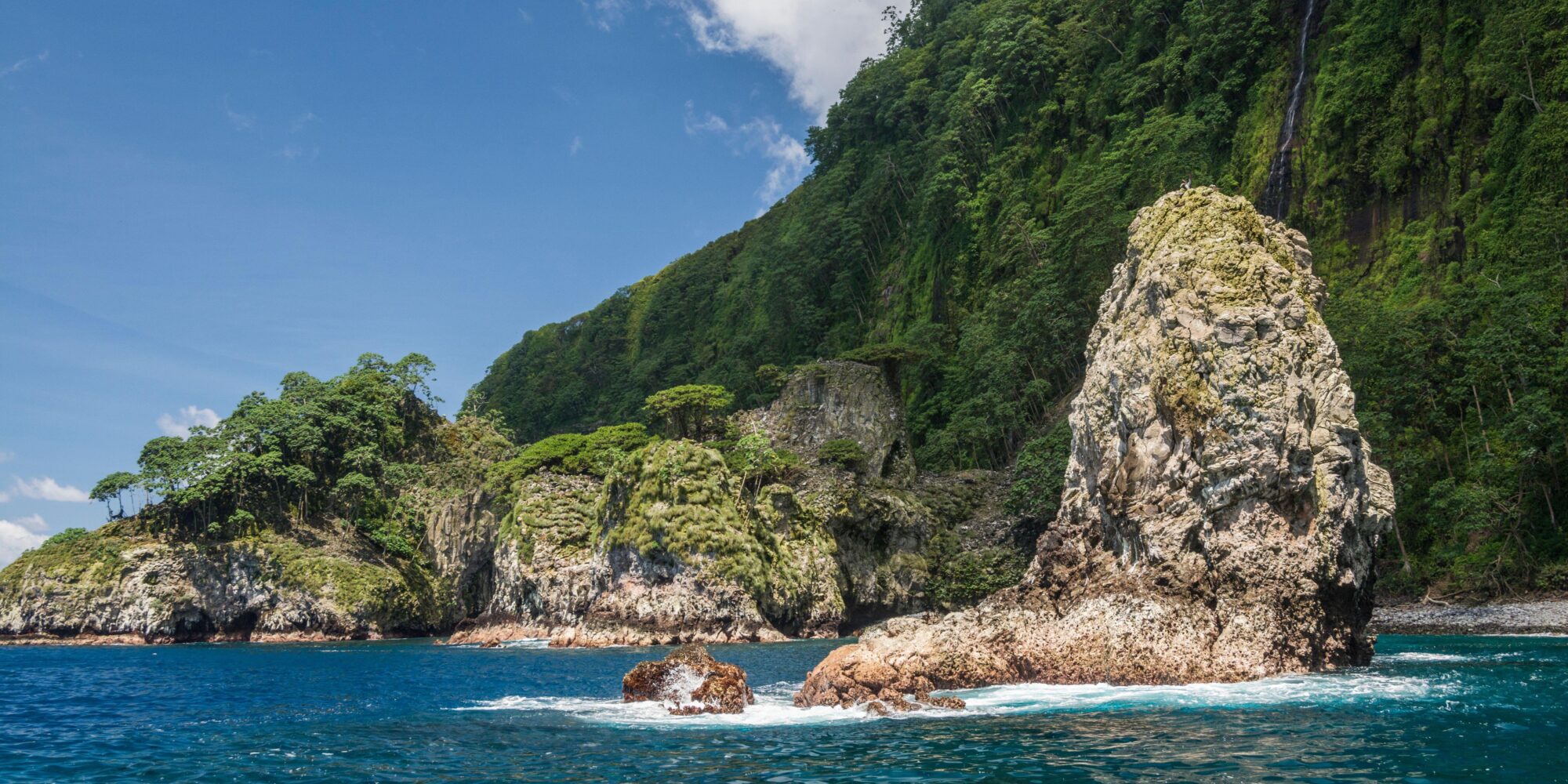 Rocas y selva tropical costera en el Parque Nacional de isla cocos en Costa Rica