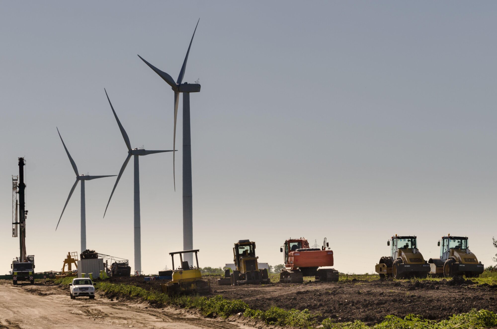 Molinos de viento y maquinaria agricola en un campo en Uruguay