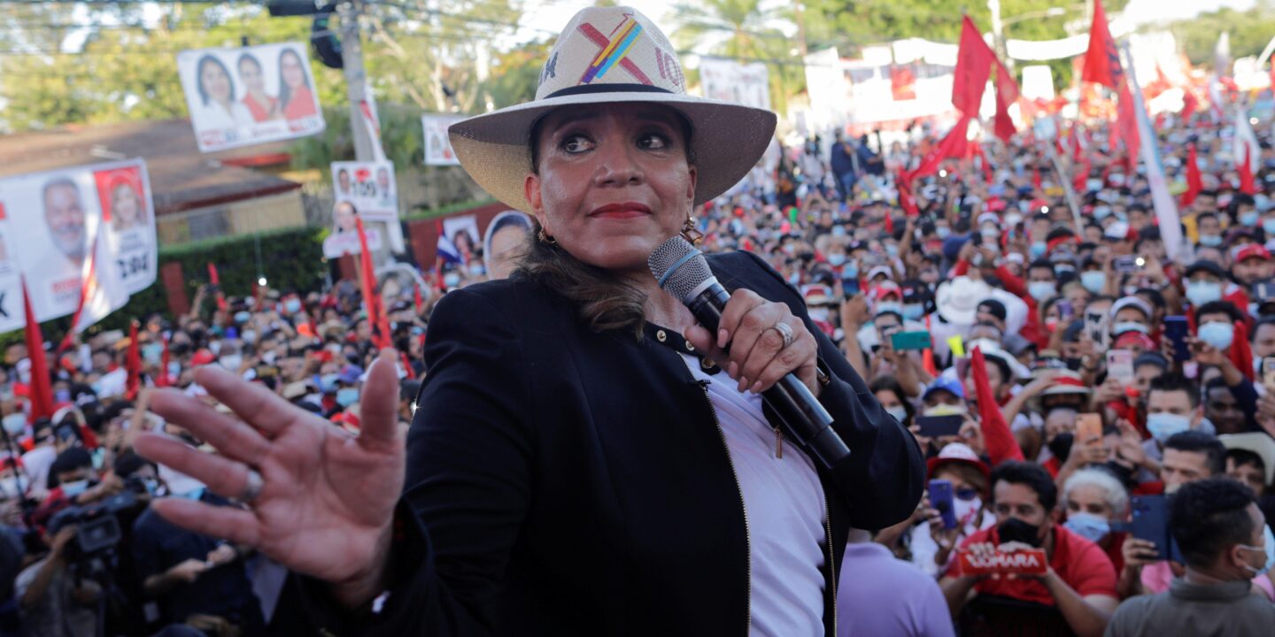 Xiomara Castro habla frente a una multitud de personas