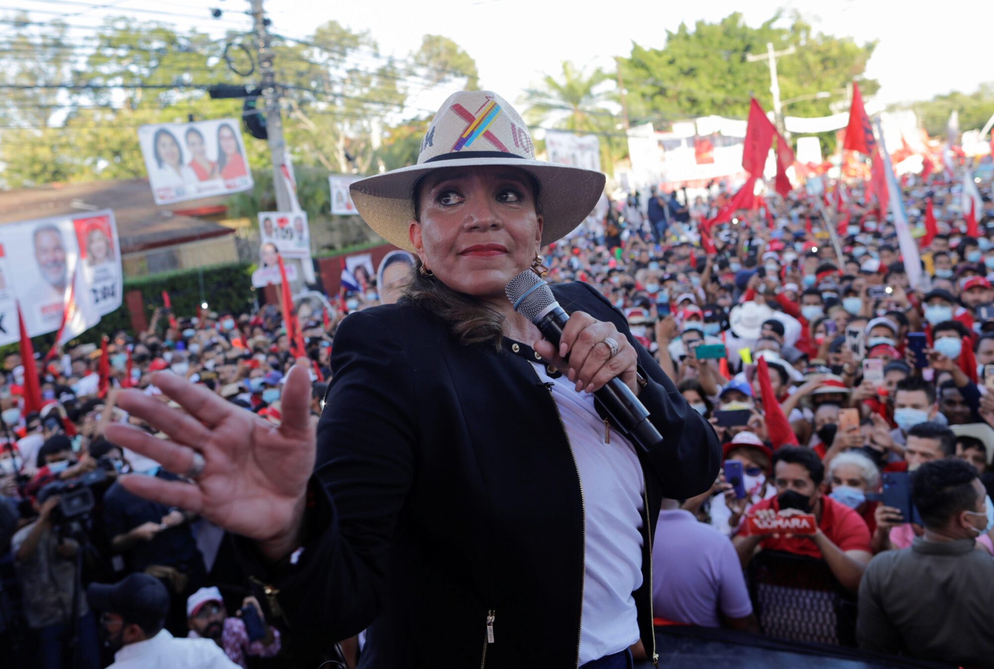 Xiomara Castro fala em frente a uma multidão de pessoas
