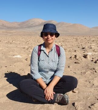 Cristina Dorador sentada en un paisaje desértico