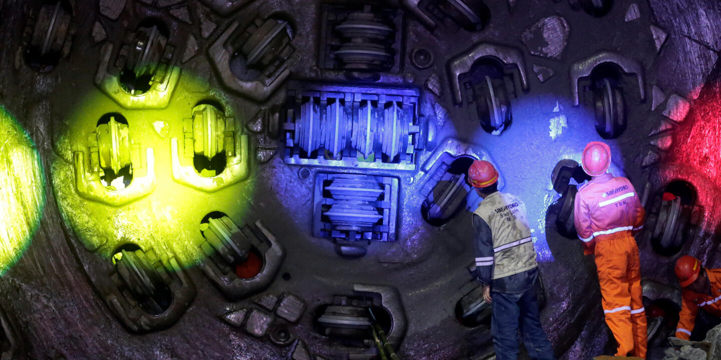 Empleados de la empresa china Sinohydro trabajan en los túneles del proyecto hidroeléctrico Coca Codo Sinclair