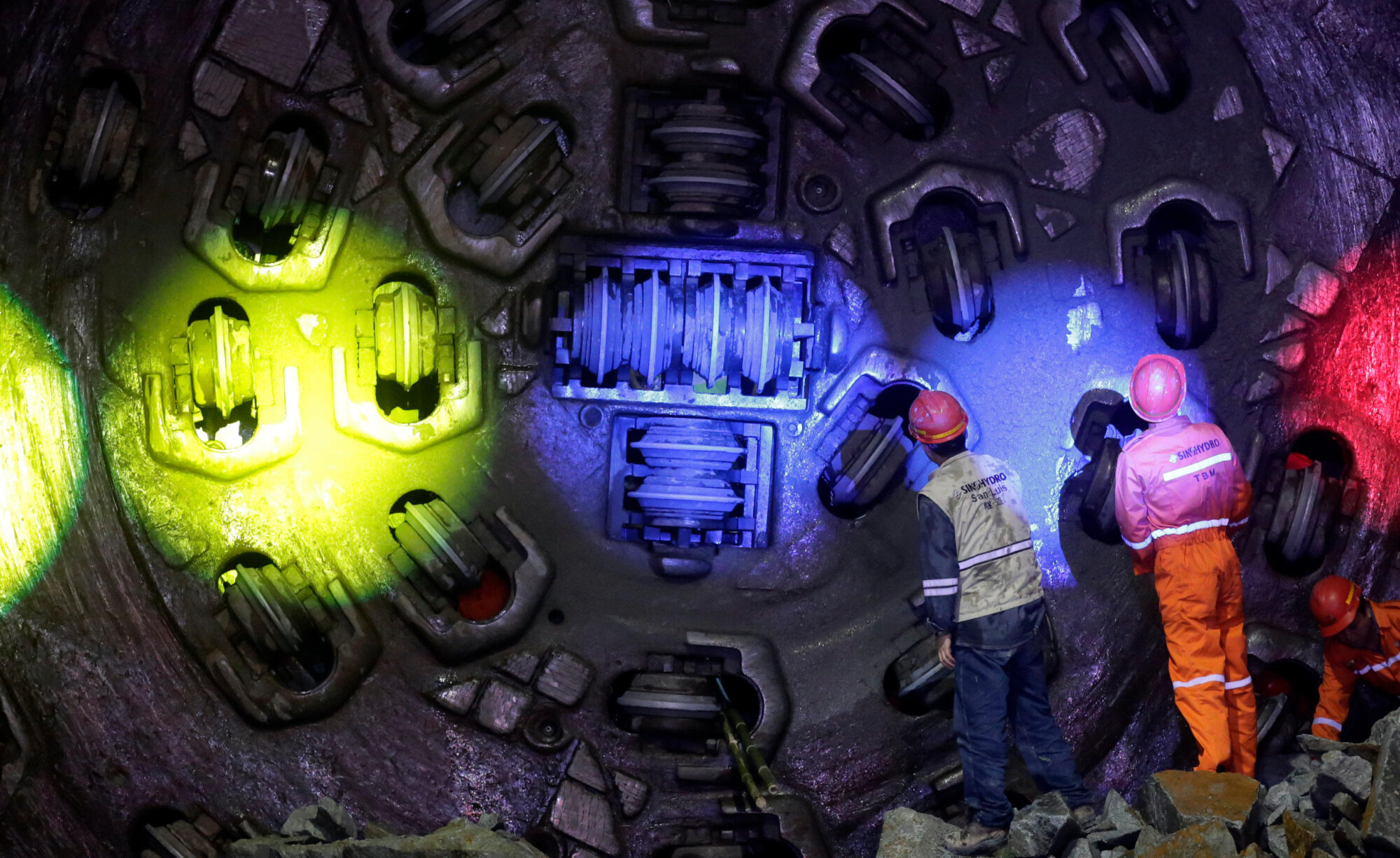 Funcionários da empresa chinesa Sinohydro trabalham nos túneis do projeto hidrelétrico Coca Codo Sinclair