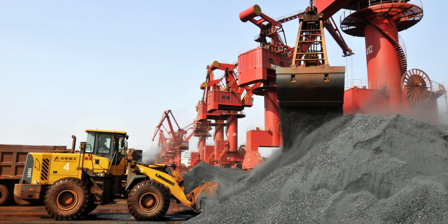 El mineral de hierro importado de Perú se carga en camiones en China