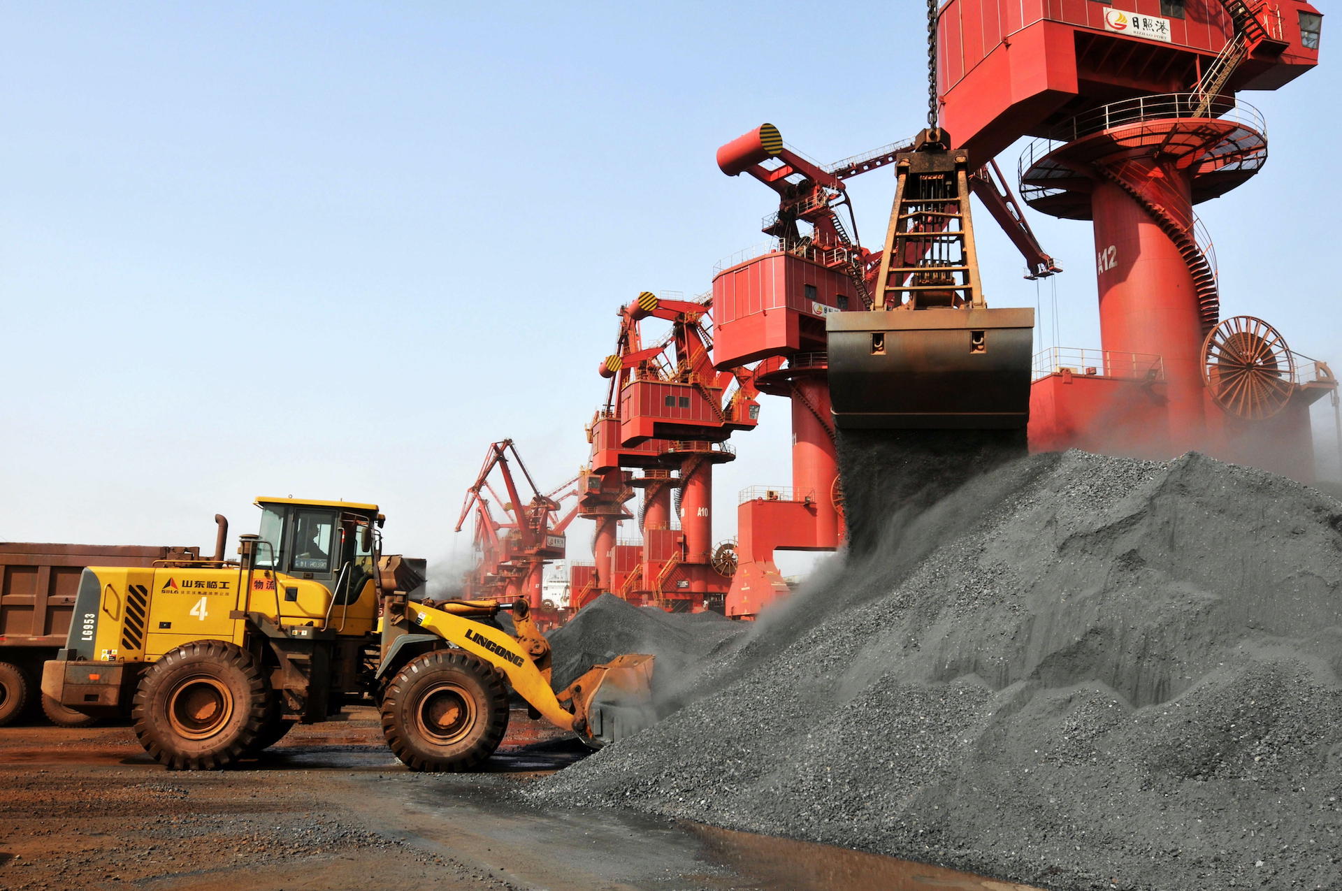 <p>Minério de ferro importado do Peru é carregado em caminhões no Porto de Rizhao, no leste da China (Imagem: Alamy)</p>