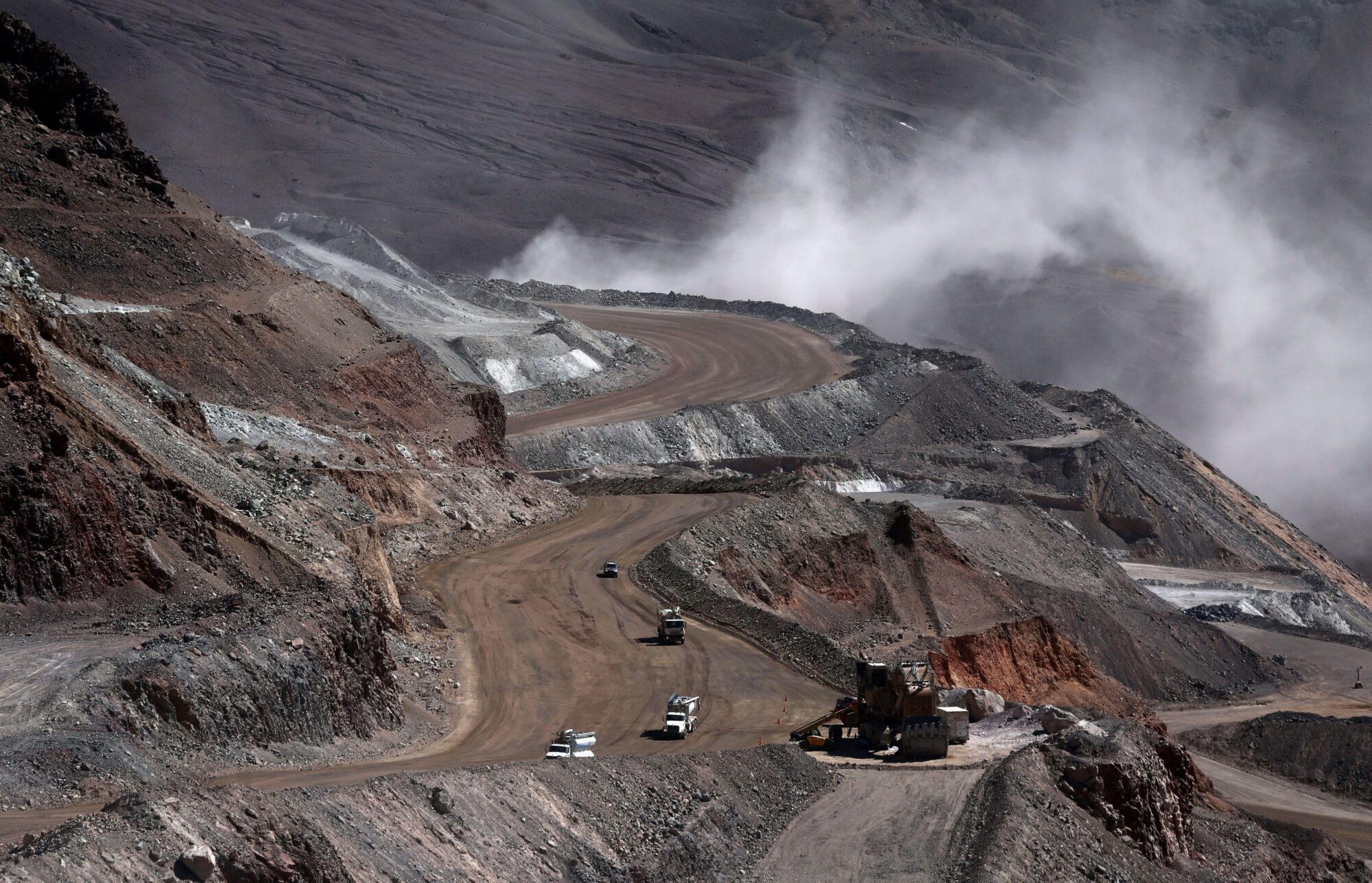 <p>Caminhões operam na mina de ouro Veladero da Barrick Gold, na província argentina de San Juan (Imagem: Marcos Brindicci / Alamy)</p>