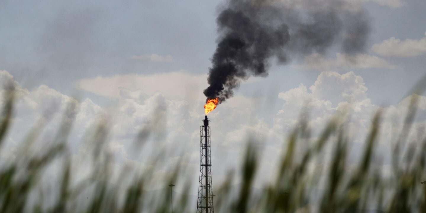 <p>Un &#8220;mechero&#8221; o quemador arde en una refinería de Pemex, la compañía petrolera estatal de México. El alto índice de fugas de metano del país se califica como &#8220;alarmante&#8221;, pero sus avances en el cumplimiento de varios compromisos para reducir las emisiones de este gas han sido limitados. (Imagen: Daniel Becerril / Alamy)</p>