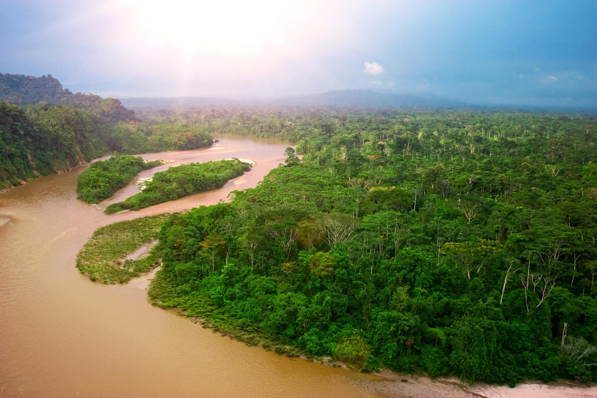 <p>Rio Napo, na Amazônia equatoriana. As &#8216;trocas de dívida por natureza&#8217; com a China podem beneficiar a conservação das florestas do Equador e aliviar a dívida do país (Imagem: Antisana / Alamy)</p>