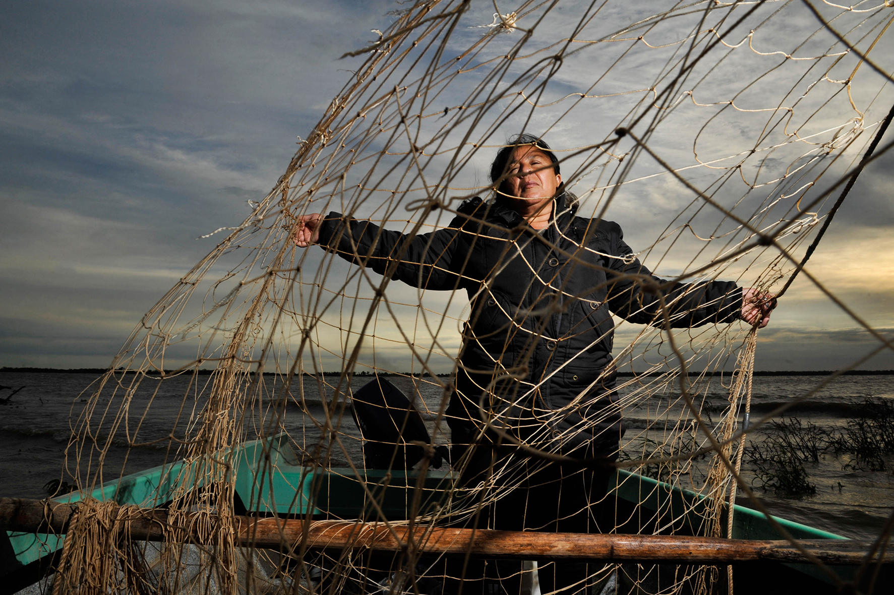 <p>María Barrios handles her net at the Balbi bank of the Paraná river, in Santa Fe province, Argentina. An unprecedented drop in the water level of the river has put a strain on the activities of fishers along its waters, but many are persevering in challenging circumstances. (Image: <a href="https://www.instagram.com/celinamuttilovera/">Celina Mutti Lovera</a> / Territorios y Resistencias)</p>