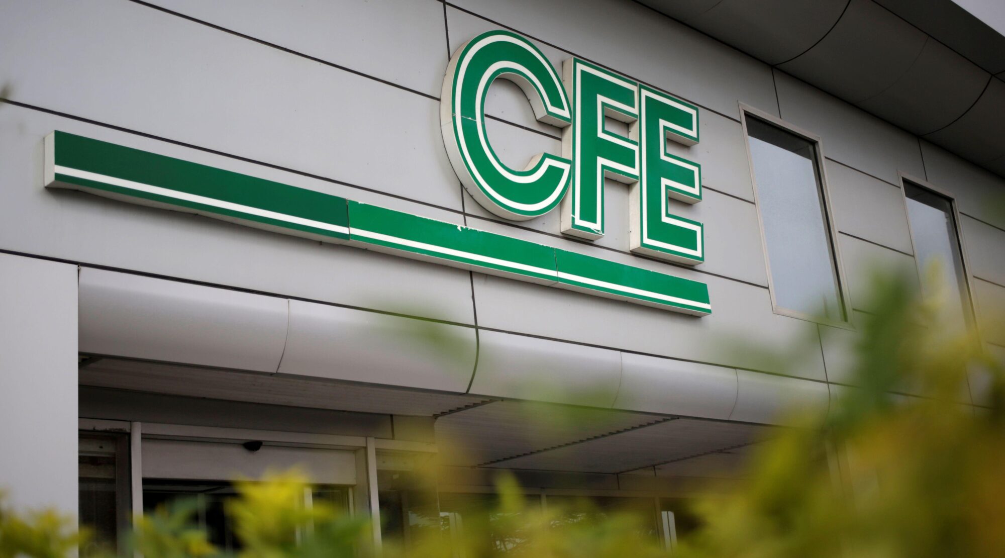 um edifício com o acrônimo CFE em sua fachada