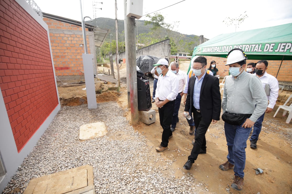 <p>Representatives from a consortium of Peruvian and Chinese companies, and local government agencies inspect a node facility on the new fibre-optic network. The project aims to provide internet access to nearly 1 million residents in the Peruvian Amazon and Andes. (Image: Gobierno Regional de San Martín)</p>