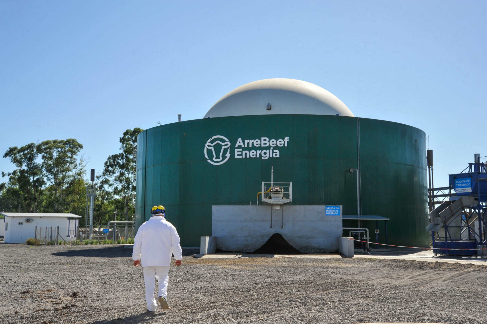 <p>Argentina’s ArreBeef is pioneering the use of animal wastes to produce biogas as a way to reduce emissions from the livestock industry. The biogas is produced in this biodigester, then burnt to create electricity for the national grid. (Image: Celina Mutti Lovera / Diálogo Chino)</p>