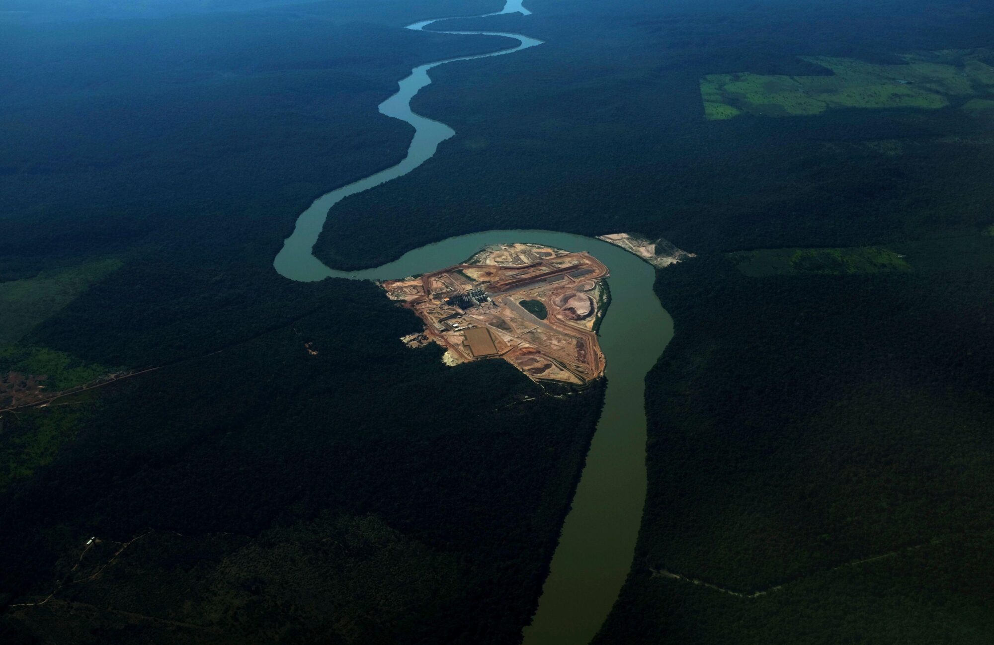 <p>An aerial view of the construction of a hydroelectric plant on the Teles Pires River, near the city of Alta Floresta, in Brazil&#8217;s state of Pará. Despite alarming potential socio-environmental impacts, the federal government is considering building three large plants in the Amazon. (Image: Reuters / Alamy)</p>