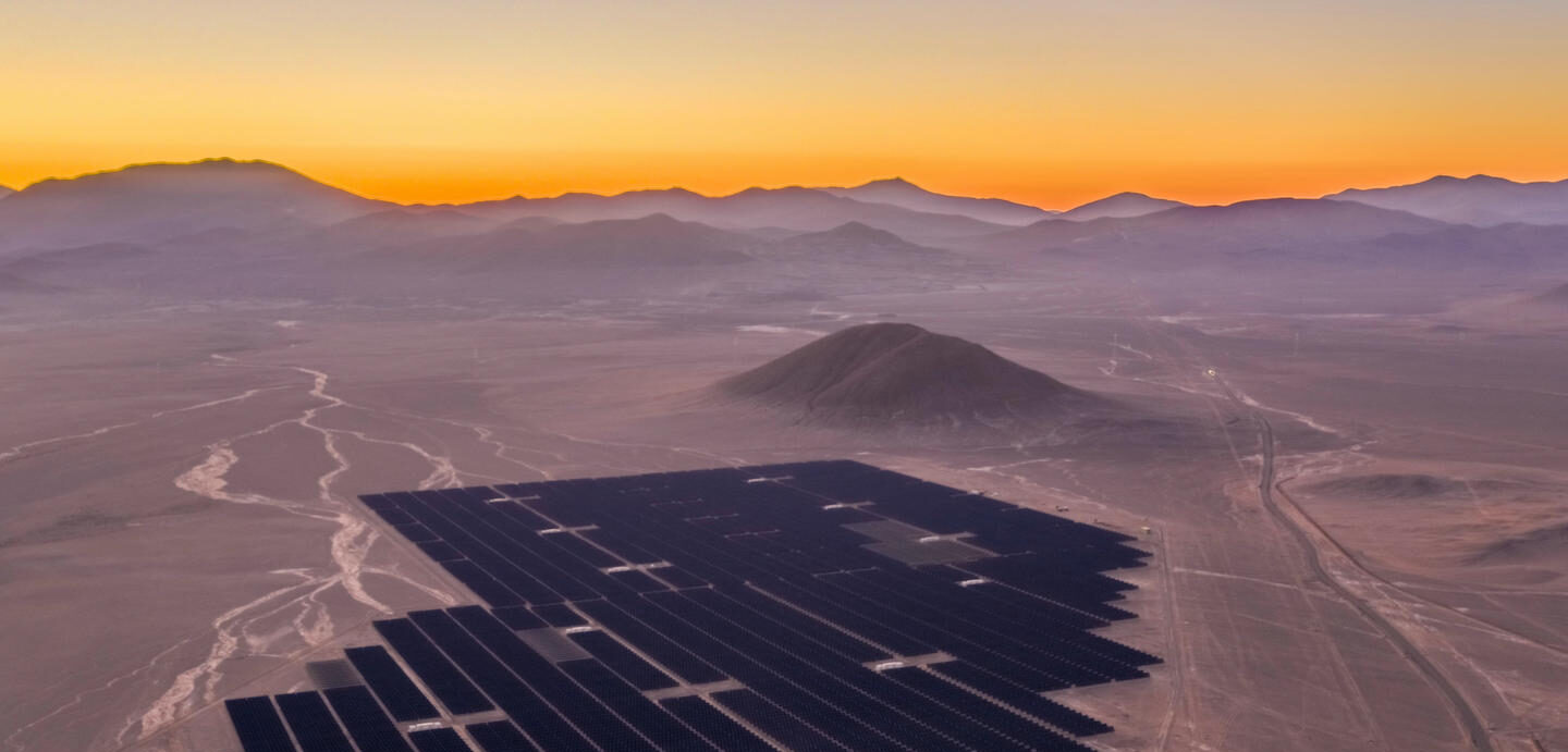 Vista aérea de una planta solar en el desierto de Atacama en Chile.