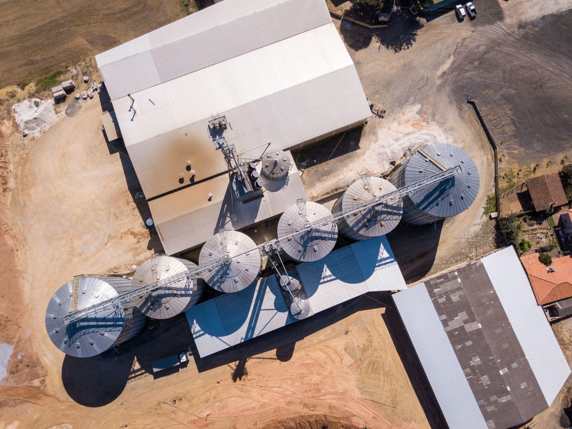 vista aérea de silos de almacenamiento agrícolas
