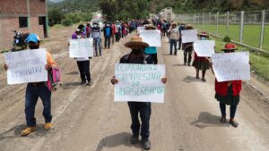 <p>Membros da comunidade camponesa de Huascabamba fazem um protesto contra a mina Las Bambas em janeiro de 2022. Comunidades demandam compensação por danos ambientais e indenizações trabalhistas (Imagem: REUTERS/Sebastian Castaneda)</p>