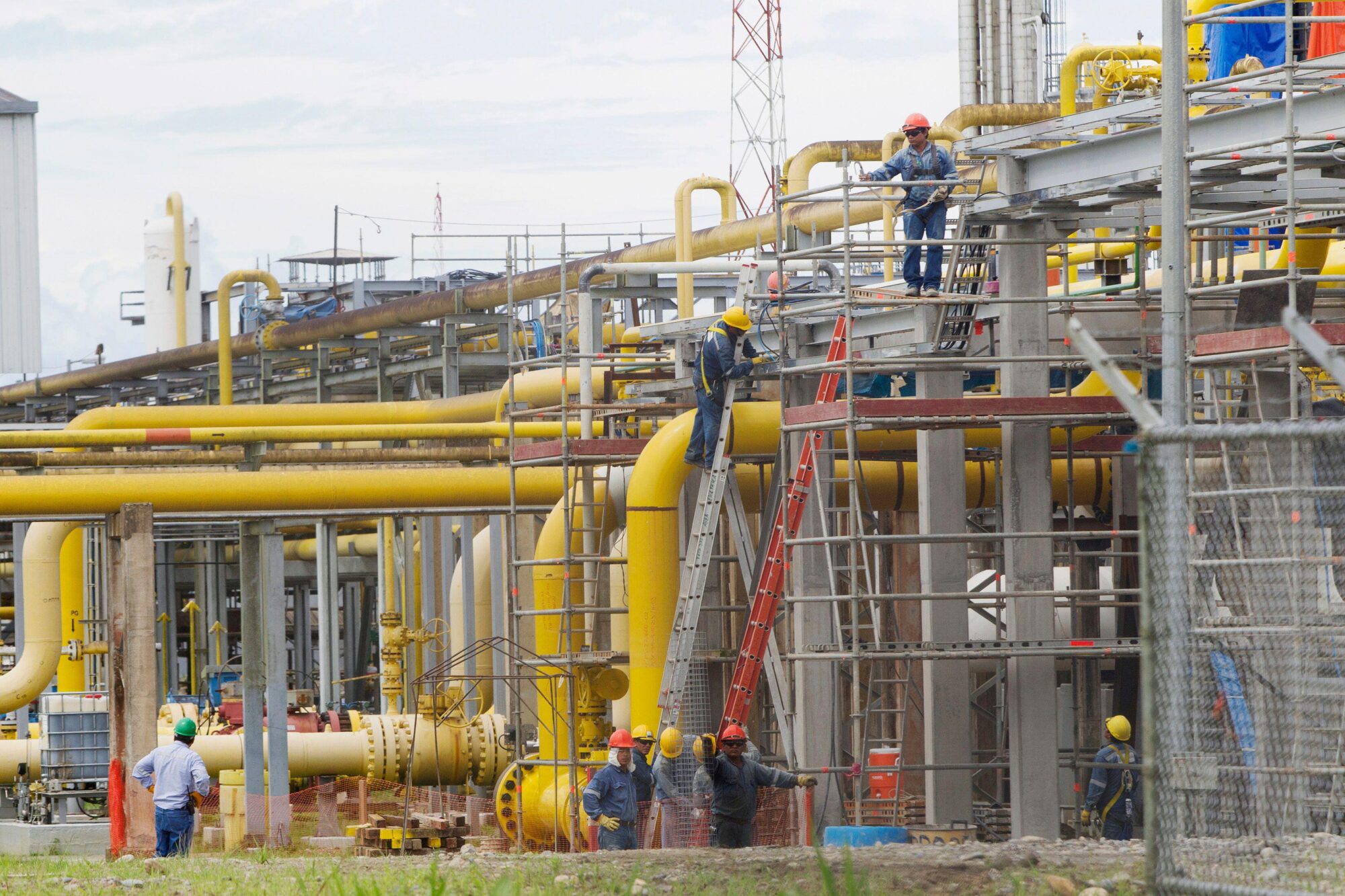 <p>Trabajadores de la planta de gas natural Las Malvinas, que forma parte del proyecto Camisea en la Amazonía peruana (Imagen: Enrique Castro-Mendivi / Alamy)</p>