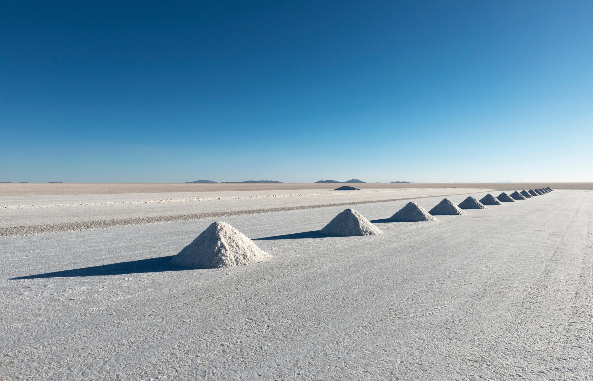 Pirâmides de sal em uma planície de sal