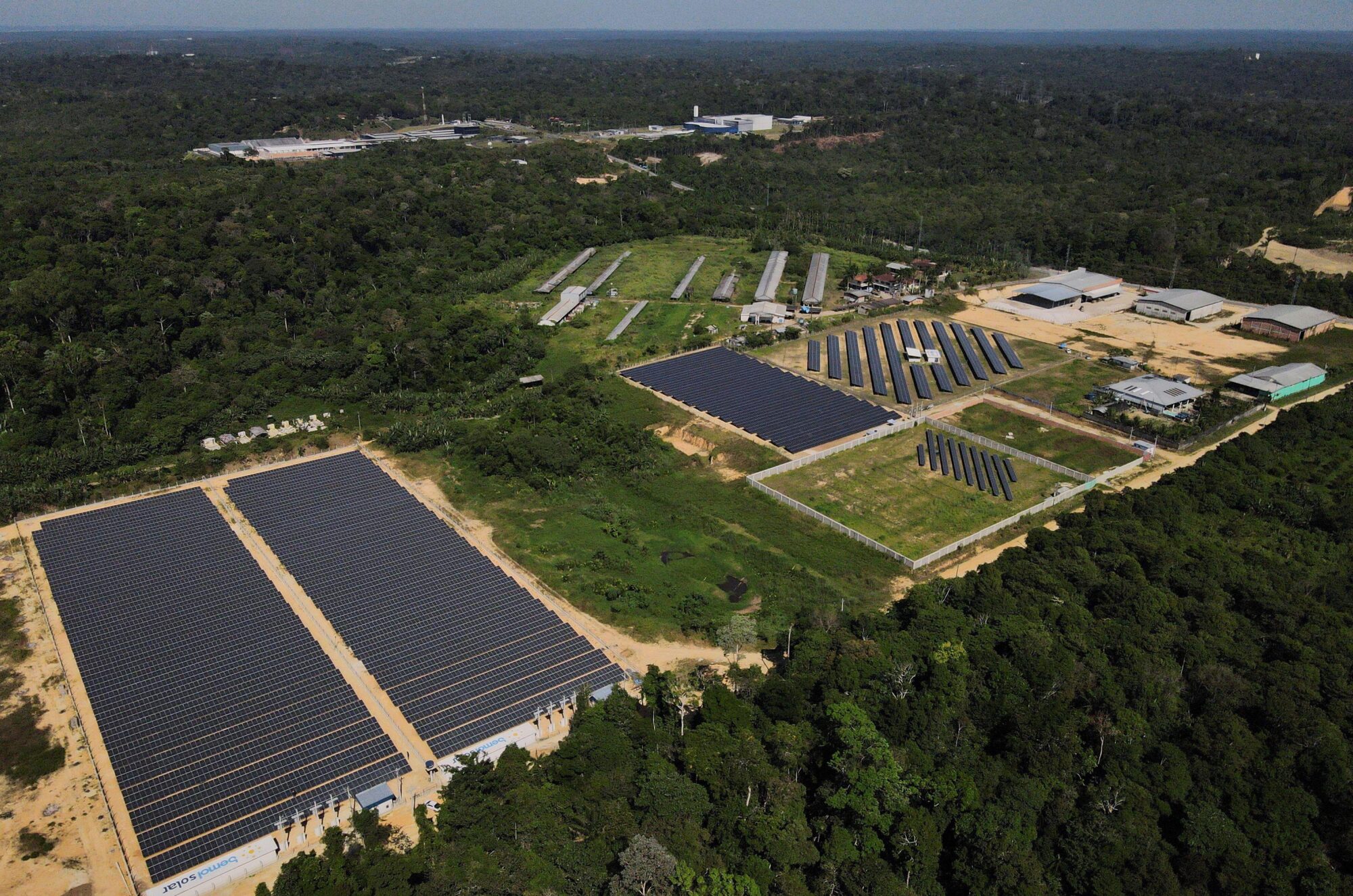 vista aérea de uma usina de energia solar
