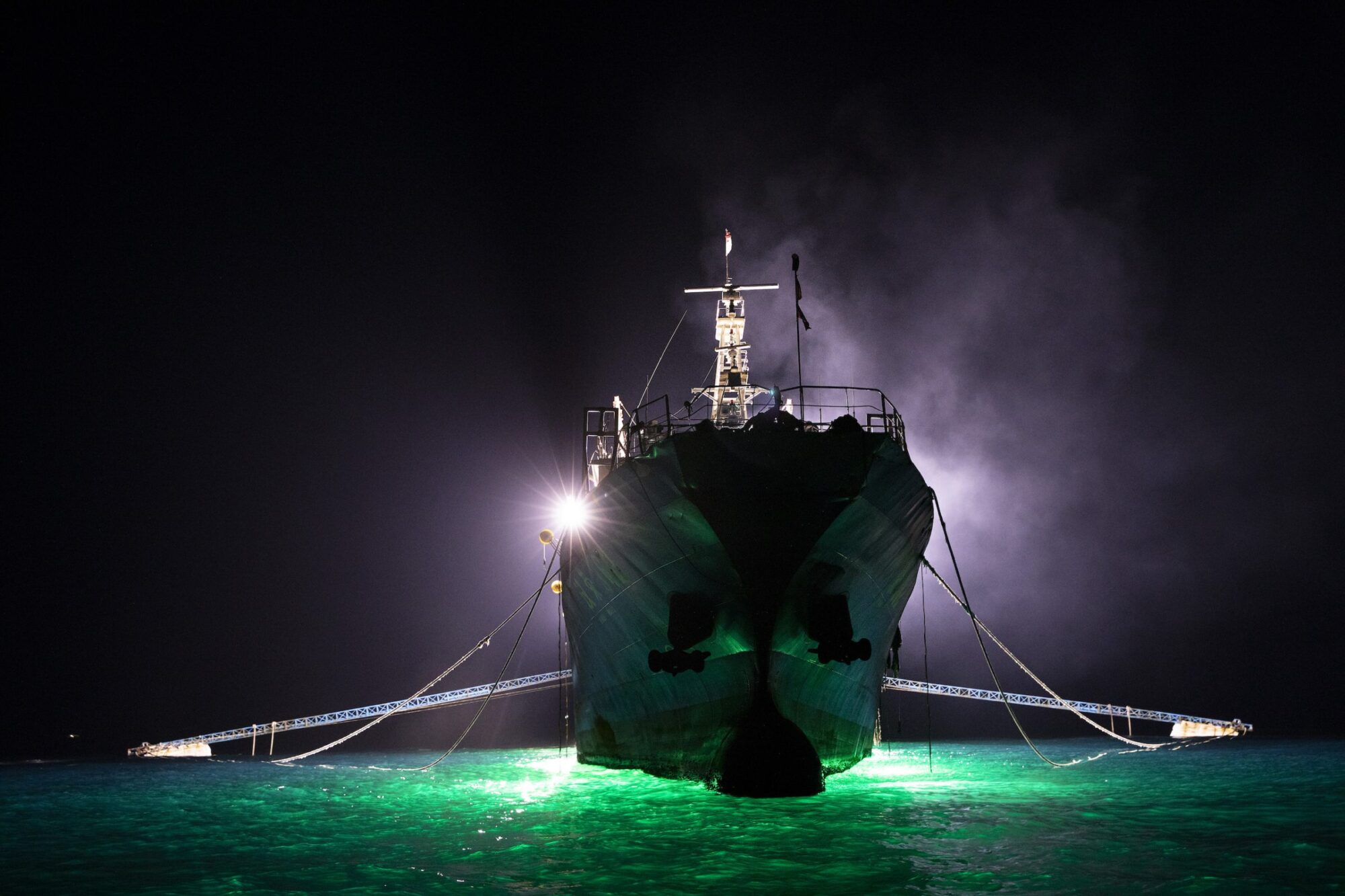 <p>Um barco de bandeira chinesa no Oceano Índico Norte (Imagem © Abbie Trayler-Smith / Greenpeace)</p> <p>&nbsp;</p>