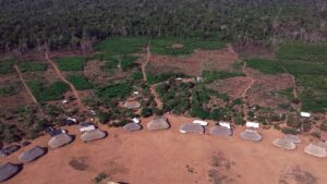 <p>Vista aérea de ocas da nova aldeia Khikatxi, no terrtitório indígena Wawi, no Mato Grosso. Indígenas ergueram construções do zero (Imagem: Flávia Milhorance/Diálogo Chino)</p>