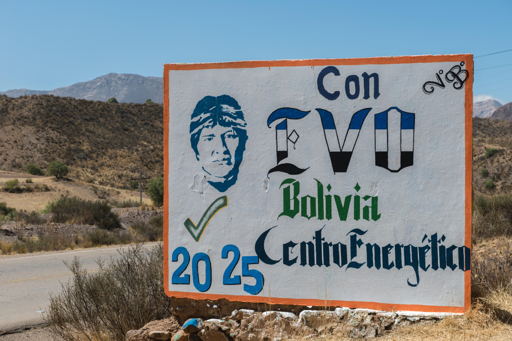 Pôster com o rosto de Evo Morales e a legenda "With Evo Bolivia energy centre 2025".