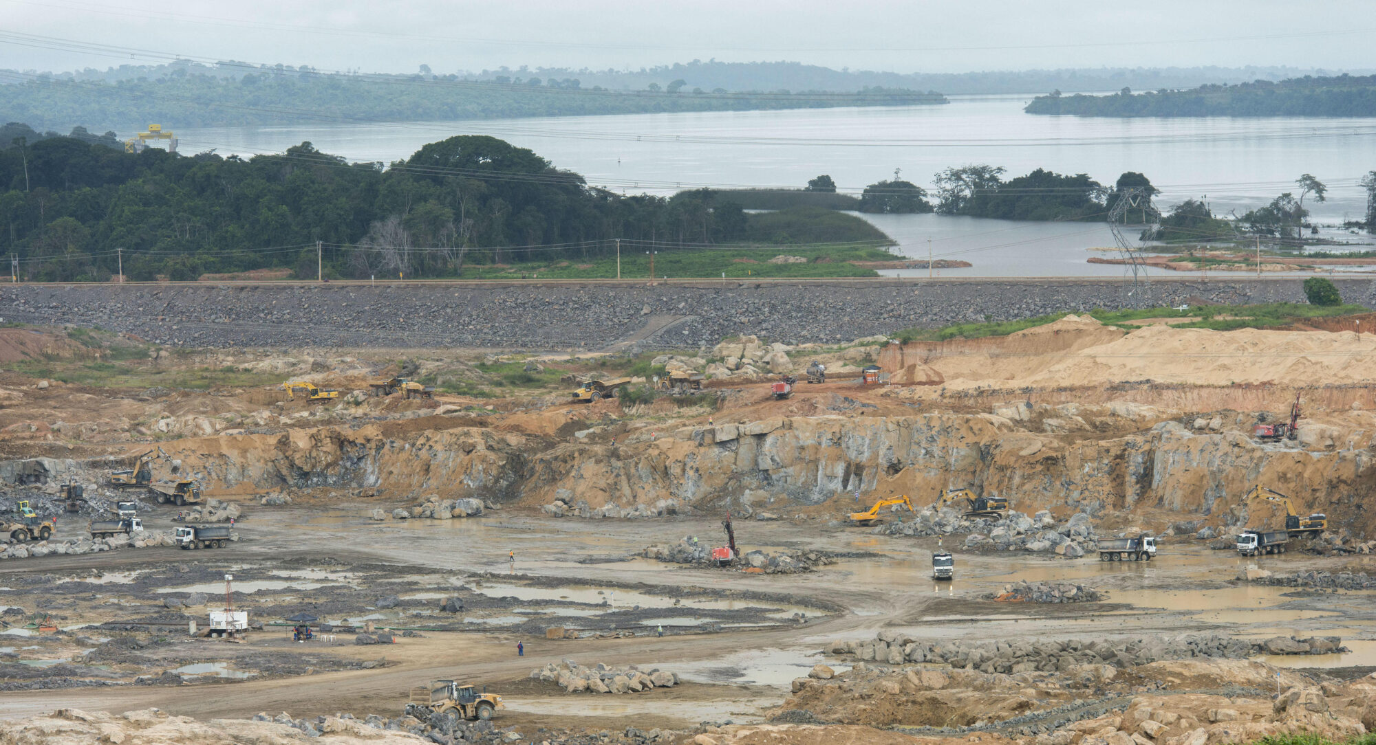 <p>Construcción de la central hidroeléctrica de Belo Monte en la Amazonia brasileña, fotografiada en 2014. El megaproyecto ha sido objeto de investigaciones por afectar a los derechos indígenas y al medioambiente. (Imagen: Alamy)</p>