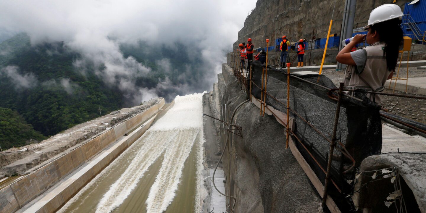 <p><span style="font-weight: 400;">La construcción de la planta hidroeléctrica de Ituango, Colombia, la represa hidroeléctrica más grande de Colombia. Se calculaba empezar a generar energía en julio de este año, pero lo acaban de posponer para fines de noviembre (Imagen: Luisa Gonzalez / Alamy)</span></p>